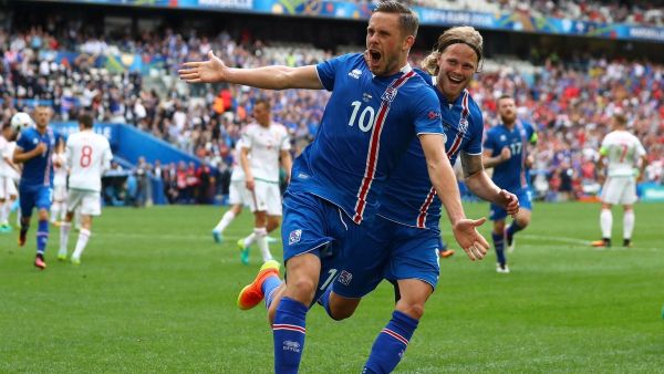 سيغوردسون يحتفل بهدفه