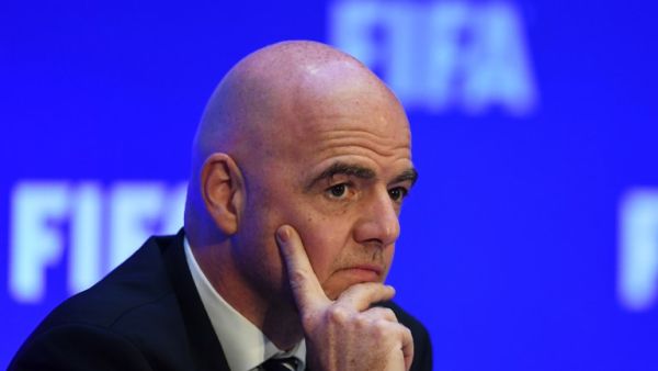 FIFA President Gianni Infantino gestures as he address a press conference following the FIFA Council meeting in Kolkata on October 27, 2017.
Dibyangshu SARKAR / AFP