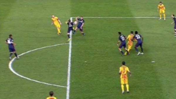 تسديدة إنييستا التي لامست يد غابي