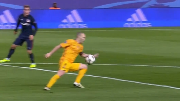 إنييستا يلمس الكرة داخل منطقة الجزاء بيده