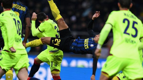 مورييو يسجل هدف إنتر الأول بركلة مقصية رائعة