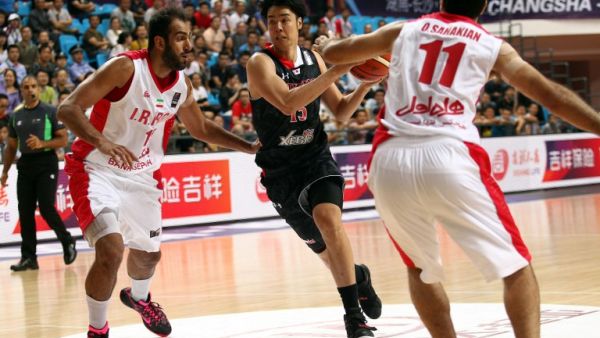 Joji Takeuchi (M) of Japan is challenged by Oshin Sahakian (R) and Hamed Haddadi of Iran during their FIBA Asia Basketball championship match in Changsha, China's Hunan province on September 23, 2015. CHINA OUT AFP PHOTO
STR / AFP