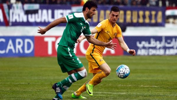 Iraq's defender Rebin Sulaka (L) is marked by Australia's forward Tomi Juric (R) during the FIFA World Cup 2018 qualifier between Iraq and Australia at Shahid Dastgerdi Stadium in the Iranian capital Tehran on March 23, 2017.
STR / afp