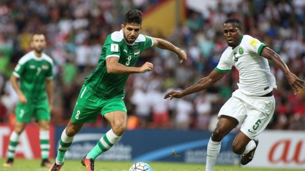 Omar Ibrahim Othman of Saudi Arabia (R) fights for the ball with Mohanad Abdulraheem Karrar of Iraq (L) during the 2018 World Cup qualifying football match between Iraq and Saudi Arabia in Shah Alam on September 6, 2016.
KAMARUL AKHIR / AFP