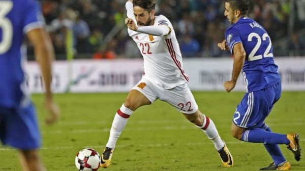 Israel's midfielder Marwan Kabha vies for the ball with Spain's midfielder Isco during the Russia 2018 FIFA World Cup European Group G qualifying football match between Israel and Spain at Teddy Stadium in Jerusalem on October 9, 2017.
Spain is already qualified for the 2018 World Cup in Russia.
JACK GUEZ / AFP