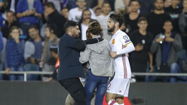 اندفعت جماهير الفريق المحلي صوب إيسكو بعد نهاية المباراة