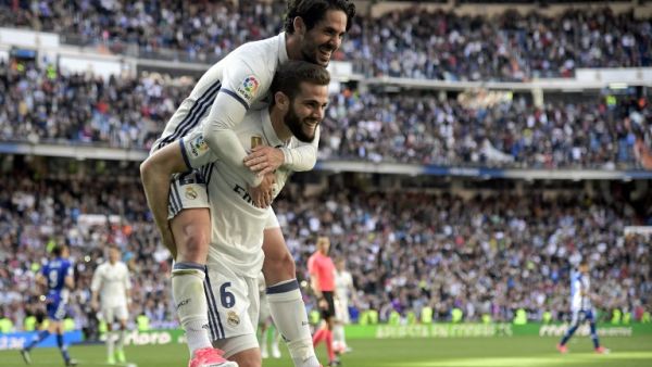 ناتشو وإيسكو يحتفلان بالهدف الثالث