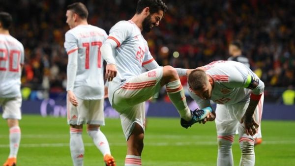 إيسكو (يسار) يتألق ويقود إسبانيا لفوز كاسح على الأرجنتين