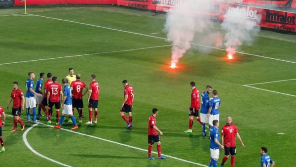 الحكم أوقف المباراة نظراً للألعاب النارية التي تم رميها على أرضية ملعب رينزو باربيرا