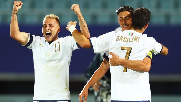 أورسوليني (رقم 7) يتلقى التهنئة بهدفه