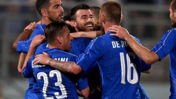 لاعبو إيطاليا يحتفلون بهدف بيلي (يسار)
