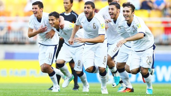 لاعبو إيطاليا يحتفلون بالفوز