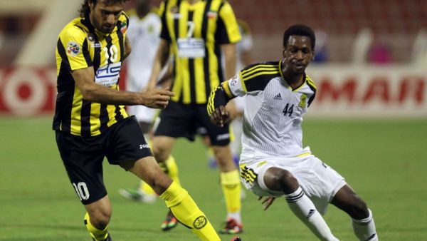 Saudi's Al-Ittihad club player Mukhtar Fallatah (R) fights for the ball against Abdollah Karami of Iran's Sepahan club during their Asian Champions League group A football match at the Sultan Qabous stadium in Muscat on May 4, 2016.
MOHAMMED MAHJOUB / AFP