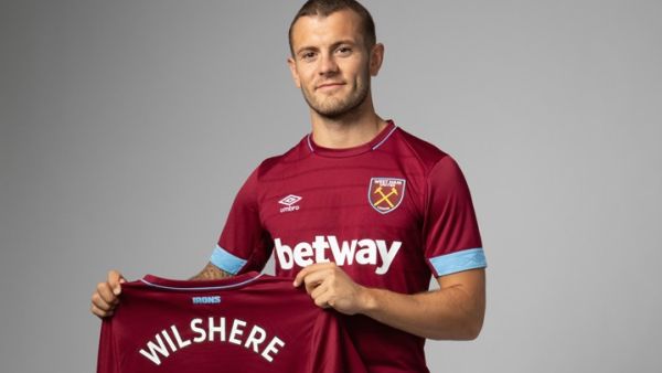 ويلشير يعرض قميصه الجديد