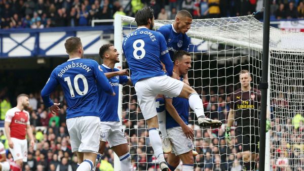 لاعبو إيفرتون يحتفلون بهدف جاغييلكا