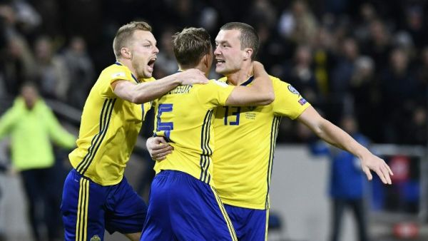 لاعبو السويد يحتفلون بهدف الفوز في مباراة الذهاب والذي سجله ياكوب يوهانسون (يمين)
