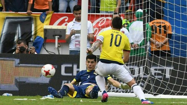 استغل خاميس ارتداد الكرة من الحارس الإكوادوري ليسددها في الشباك