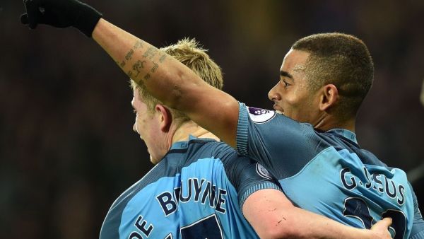 جيزوس (يمين) ودي بروينه يحتفلان بالهدف الأول