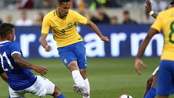 جوناس يقود البرازيل للفوز