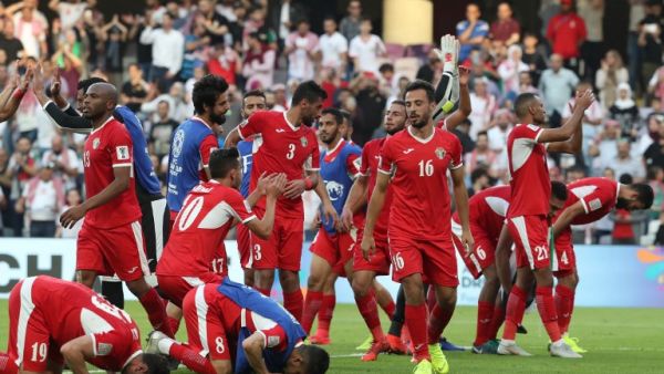  Anas Bani Yaseen's first-half header helped Jordan to a 1-0 upset over Australia in the opening match of Group B at the Asian Cup. 