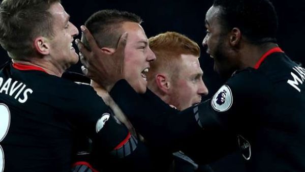 لاعبو ساوثهامبتون يحتفلون بهدف كلاسي (وسط)