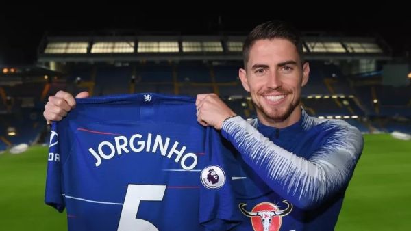 جورجينيو يعرض قميص ناديه الجديد