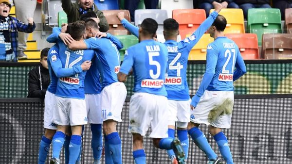 لاعبو نابولي يحتفلون بهدف جورجينيو