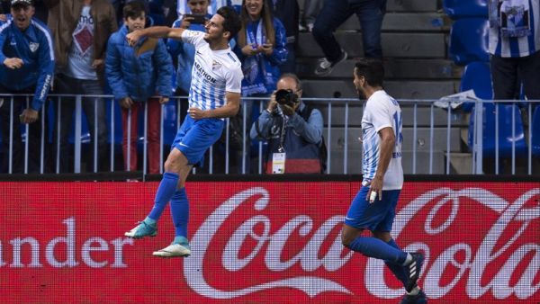 خوان كارلوس (يسار) يحتفل بهدفه
