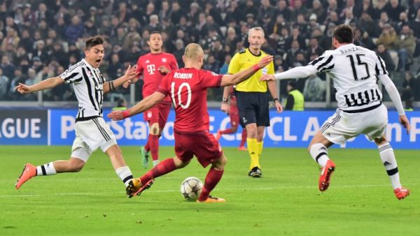روبن (وسط) يسدد مسجلاً هدف بايرن الثاني