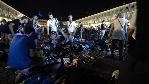 Juventus supporters look for personal belongings at Piazza San Carlo after a panic movement in the fanzone where thousands of Juventus fans were watching the UEFA Champions League Final football match between Juventus and Real Madrid on a giant screen, on June 3, 2017in Turin.
MASSIMO PINCA / AFP