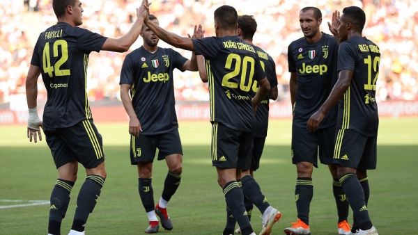 لاعبو يوفنتوس خلال الودية التي جمعتهم بريال مدريد ضمن الكأس الدولية للأبطال والتي خسرها فريق المدرب ماسيميليانو آليغري بنتيجة 1-3