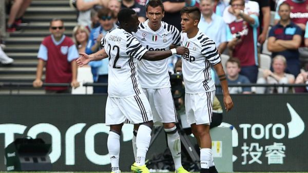 لاعبو يوفنتوس يحتفلون بهدف ماندجوكيتش (وسط)