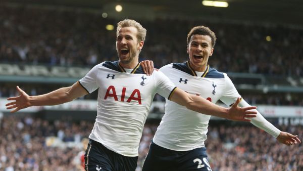 آلي وكاين يحتفلان بالهدف الثاني