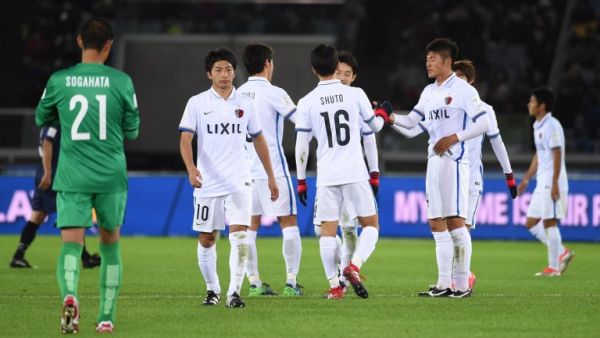 لاعبو كاشيما يحتفلون بالفوز