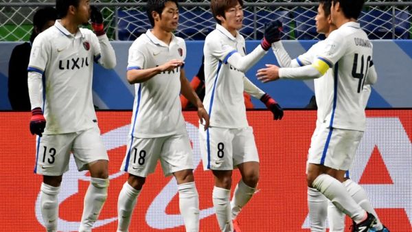 لاعبو كاشيما يحتفلون بالهدف الأول