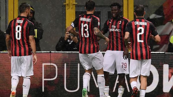 لاعبو ميلان يحتفلون بهدف كيسي (الثاني من اليمين)