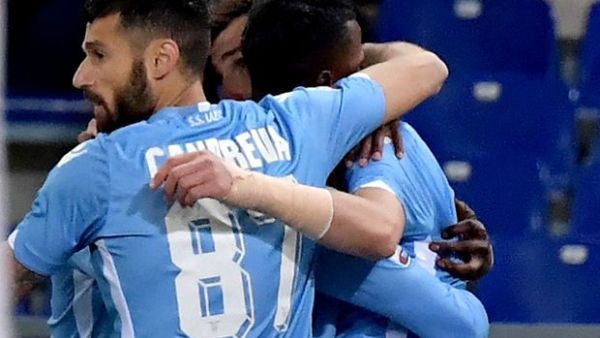 لاعبو لاتسيو يحتفلون بهدف كلوزه (يمين)