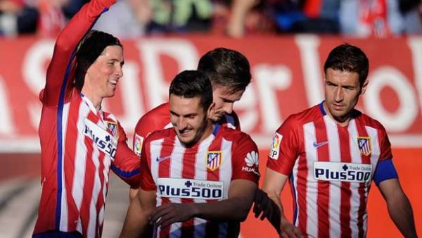 لاعبو أتلتيكو يحتفلون بهدف كوكي (الثاني من اليسار)