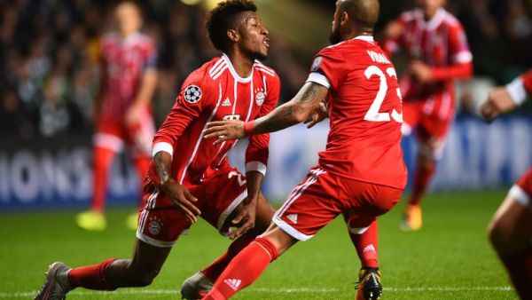 كومان (يسار) يحتفل بهدفه رفقة آرتورو فيدال