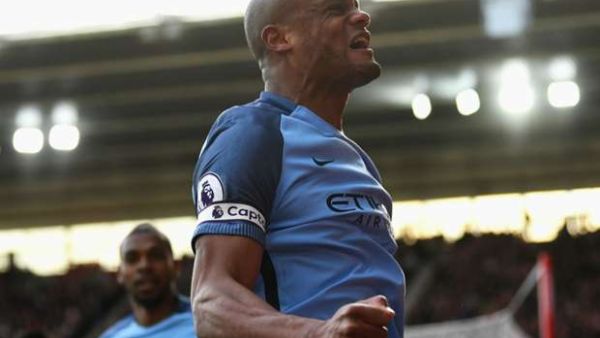 القائد كومباني يحتفل بهدفه