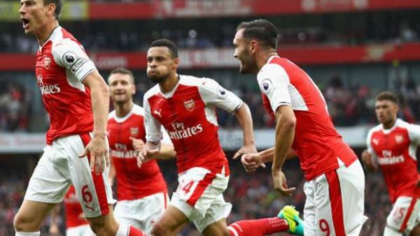 كوسييلني (يسار) يحتفل بهدفه