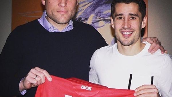 كيركيتش (يمين) يعرض قميصه الجديد