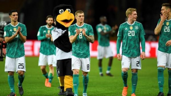 لاعبو منتخب ألمانيا يحييون الجماهير بعد نهاية المباراة