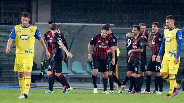 لاعبو ميلان يحتفلون بهدف كوتشكا