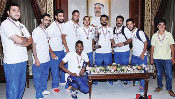 Group photo of the Ice Hockey Team (photo: kuwaittimes.net)