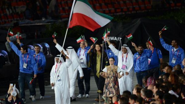 Kuwait's flagbearer Fehaid Aldeehani leads his delegation as they parade during the opening ceremony of the London 2012 Olympic Games in the Olympic Stadium in London on July 27, 2012. AFP PHOTO / CHRISTOPHE SIMON
CHRISTOPHE SIMON / AFP