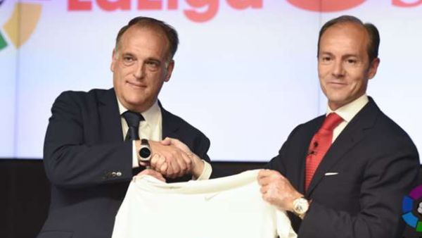 أحد ممثلي بنك سانتاندير (يمين) يصافح تيباس