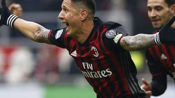 لابادولا يقود ميلان للفوز