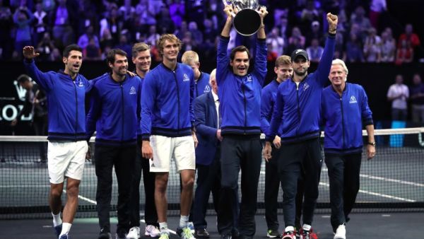 فيدرر يرفع كأس لافر