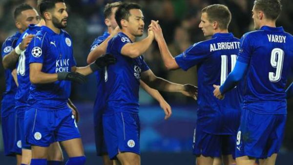 لاعبو ليستر يحتفلون بهدف أوكازاكي (وسط)